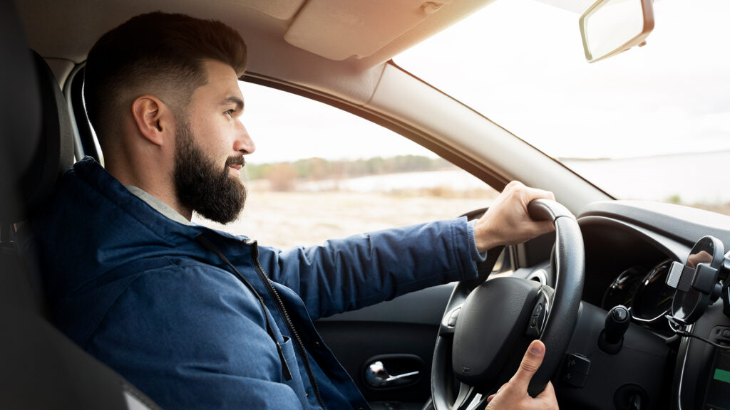 Hombre-manejando-un-auto